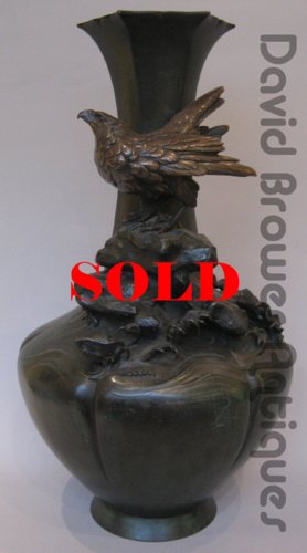 Japanese bronze vase surmounted by a eagle